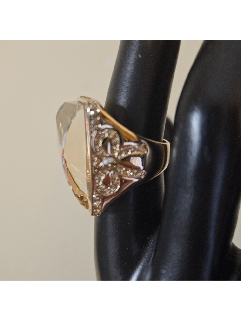 CHRISTIAN DIOR LOGO BIJOU RIBBON
CRYSTAL RING (Size 7-7.5) 💍 💛🔥 - Picture 7 of 8